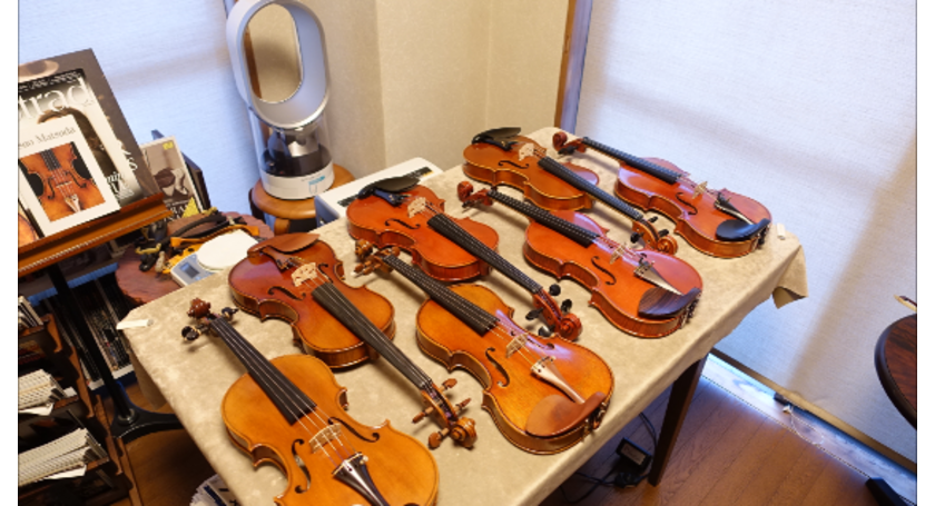 机の上に並べられたバイオリン