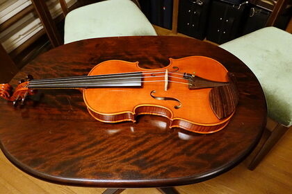 イタリア新作のような厚めのニスがぬられた中国製バイオリン