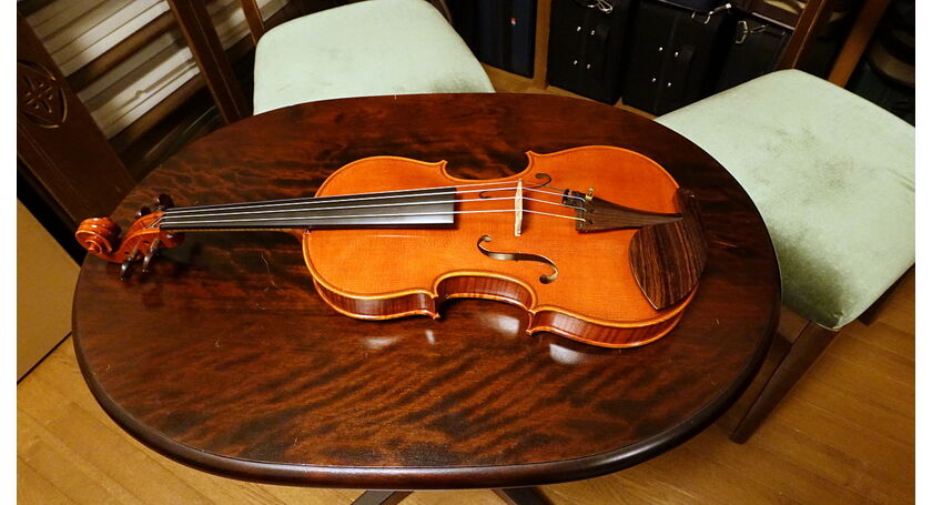 イタリア新作のような厚めのニスがぬられた中国製バイオリン
