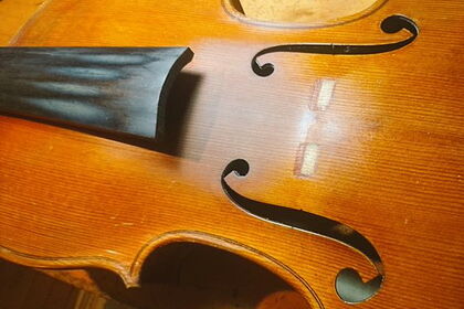 松脂が表板にこびりついたバイオリン