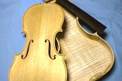 ニスを塗る前、組み立て前の白木のバイオリン